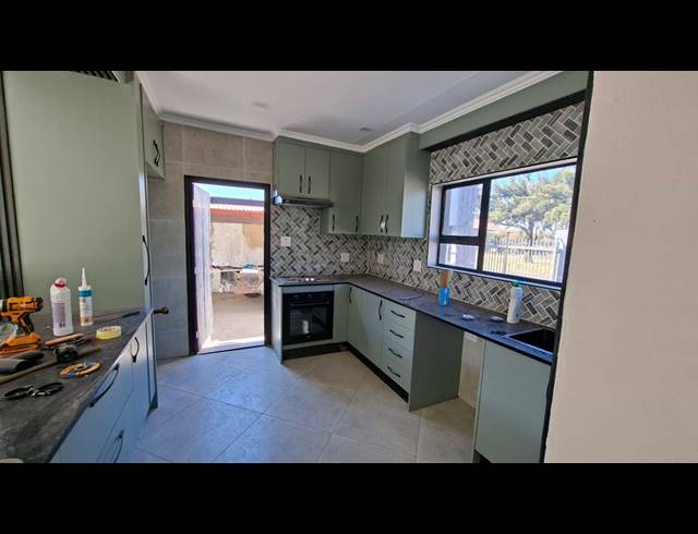 3 BEDROOM FREEHOLD TO LET IN MINNEBRON